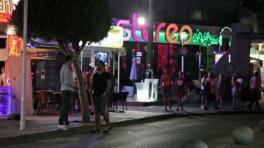 Magaluf gece şehir sokaklarında.
