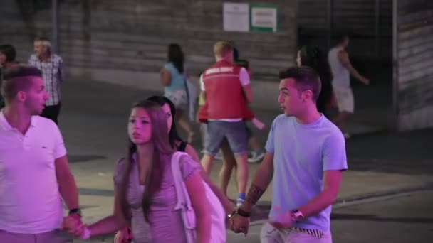 Strade della città di notte di Magaluf . — Video Stock