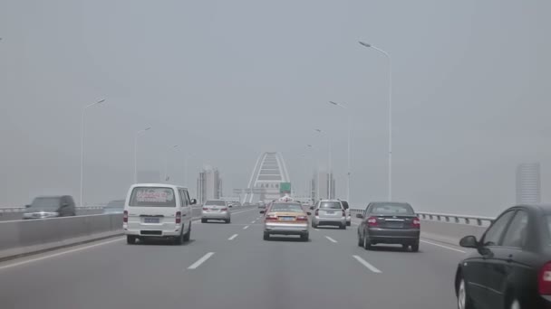 Un viaje desde el aeropuerto a la ciudad . — Vídeos de Stock