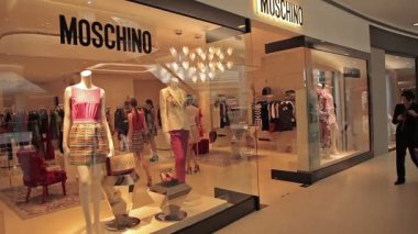 Giysi koleksiyonu gösterilen