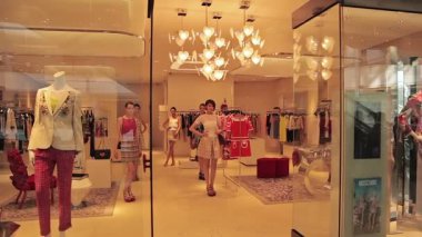 Giysi koleksiyonu gösterilen