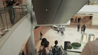 Giysi koleksiyonu gösterilen