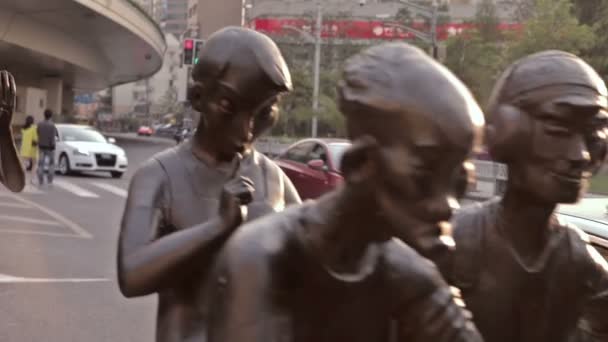 Statyer och fontäner i staden. — Stockvideo