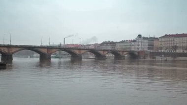 Nehirler köprülerde.