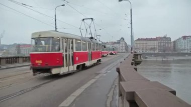 Nehirler köprülerde.