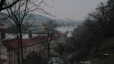 Nehirler köprülerde.