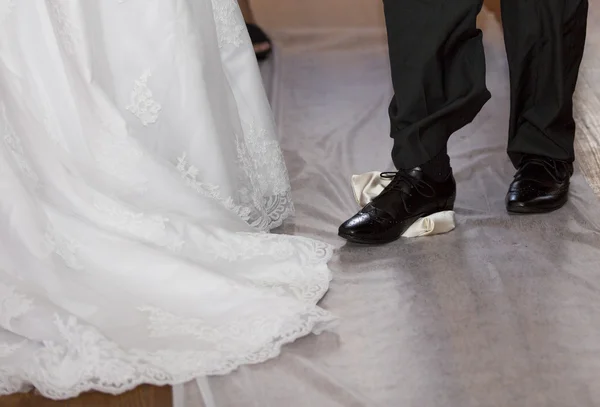 Yahudi bir düğünde bir cam kırma damat