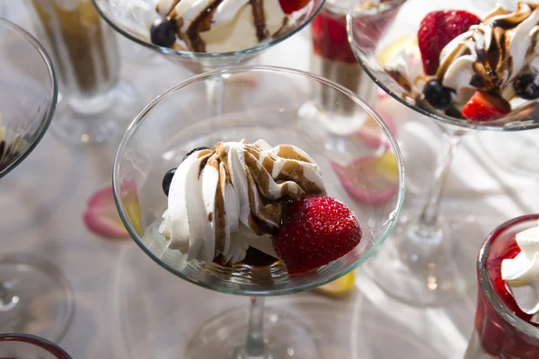 Dolci gustosi specialità su un buffet di nozze — Foto Stock