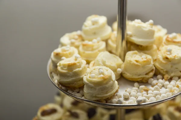 Вершкові квіткові солодкі десерти на металевому лотку — стокове фото