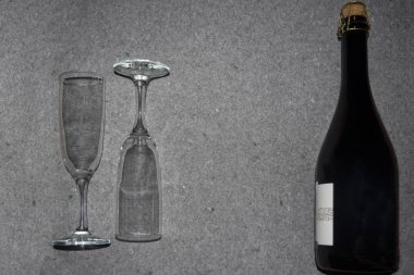 Şişe köpüklü şarap ve gözlük 