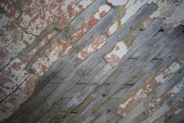Деревянная стена из досок со штукатуркой — стоковое фото