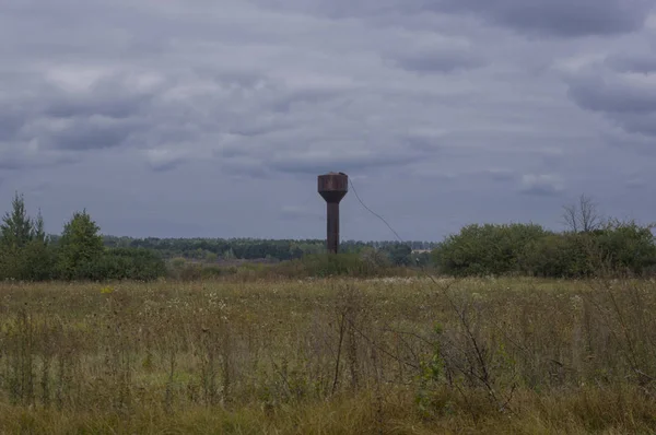 Torre dell'acqua sul terreno dei rifiuti — Foto Stock