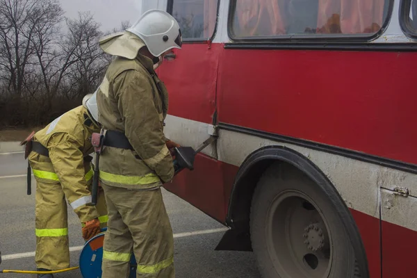 Рятувальники відкривають двері автобуса — стокове фото