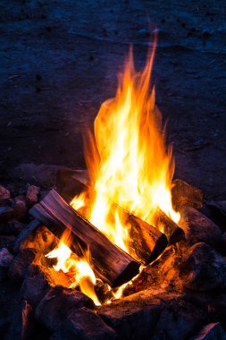 kamp ateşi alevleri