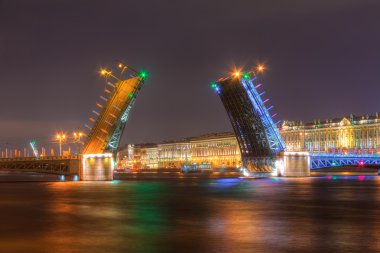 Palace Bridge ve Palace setin gece görünümü