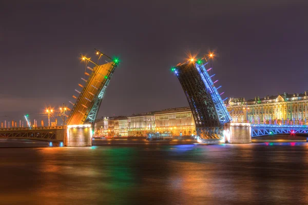 Vista noturna da Ponte do Palácio e Embankment do Palácio — Fotografia de Stock