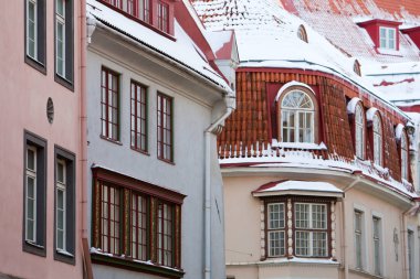 Karla kaplı çatıları eski Tallinn