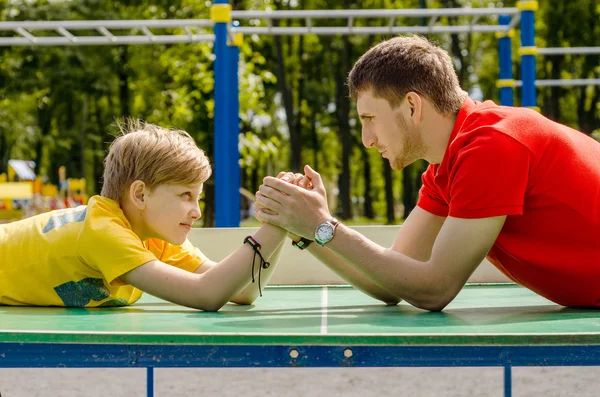 Man is playing with boy with hands in the park — Φωτογραφία Αρχείου