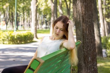 kadın parkta müzik dinlemek