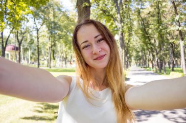kadın parkta selfie yapma