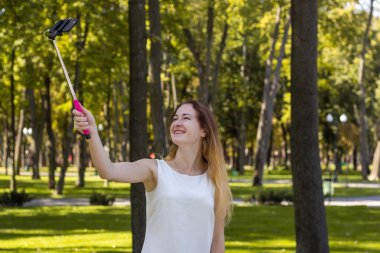 kadın parkta selfie yapma