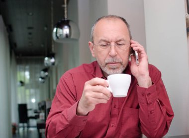 Telefon ile yaşlı adam