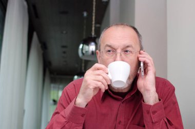 Telefon ile yaşlı adam