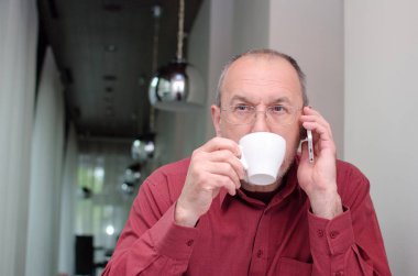 Telefon ile yaşlı adam