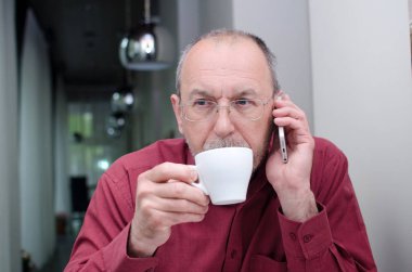 Telefon ile yaşlı adam