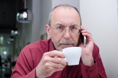 Telefon ile yaşlı adam