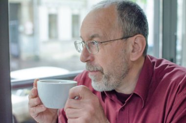 bir fincan çay ile yaşlı adam