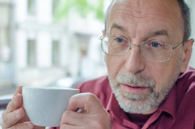 bir fincan çay ile yaşlı adam