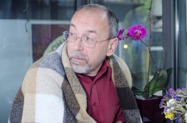 Yaşlı adam bir ekose