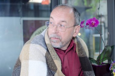 Yaşlı adam bir ekose