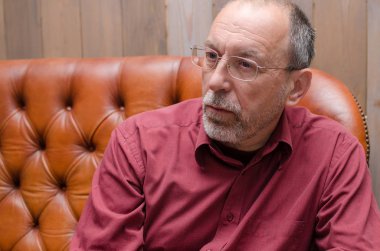 Gözlüklü yaşlı adam