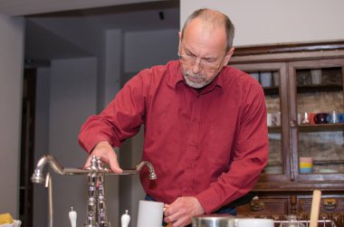 bulaşıkları yıkama adam