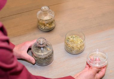 Yaşlı adam çay yapma