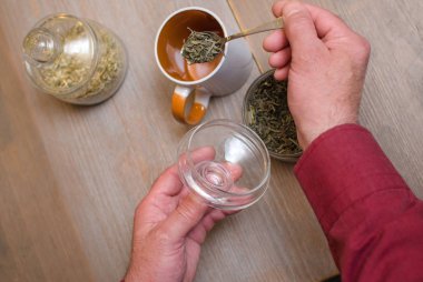 Yaşlı adam çay yapma