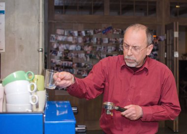 Yaşlı adam kahve yapma