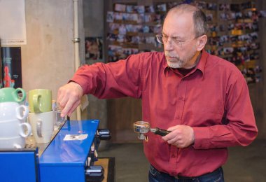 Yaşlı adam kahve yapma