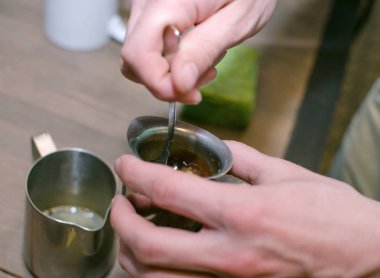 Yaşlı adam kahve yapma