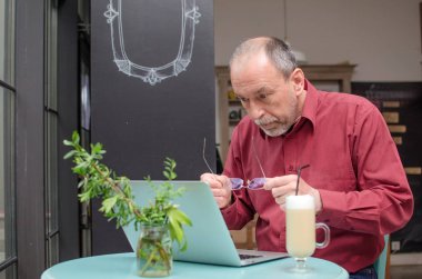 Yaşlı adam onun laptop kullanma