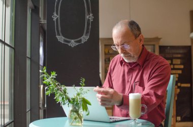 Yaşlı adam onun laptop kullanma