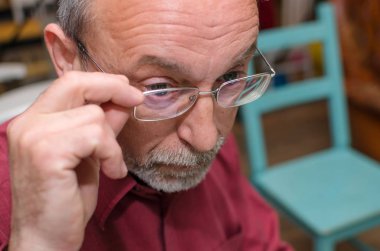Gözlüklü adam closeup