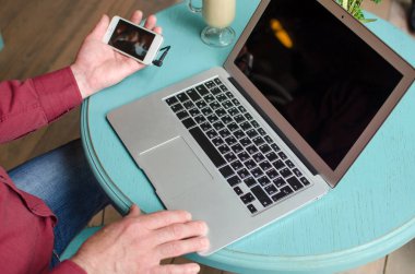 kafede telefonu kullanan adam