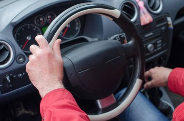 Arabadaki yaşlı adam