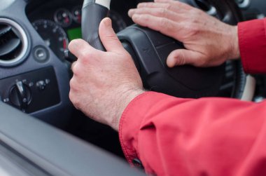 Arabadaki yaşlı adam