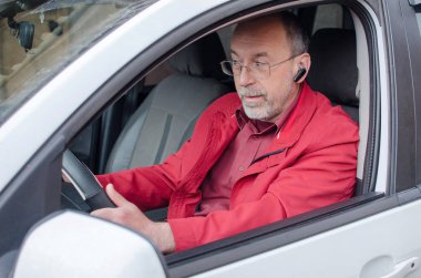 Telefonda konuşan yaşlı adam