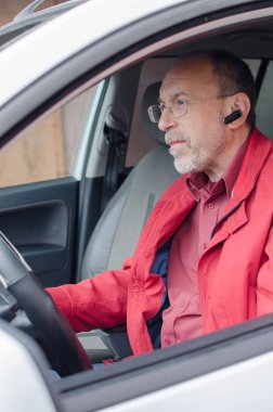 Telefonda konuşan yaşlı adam