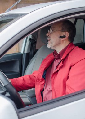 Telefonda konuşan yaşlı adam